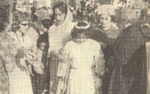 La communion solennelle d’une petite fille amputée et victime de gardes mobiles français.